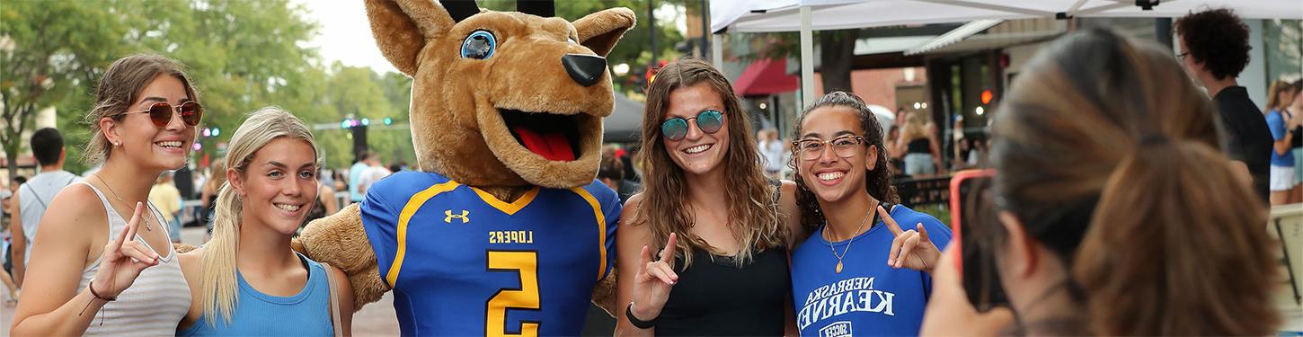 students pose with Louie the Loper